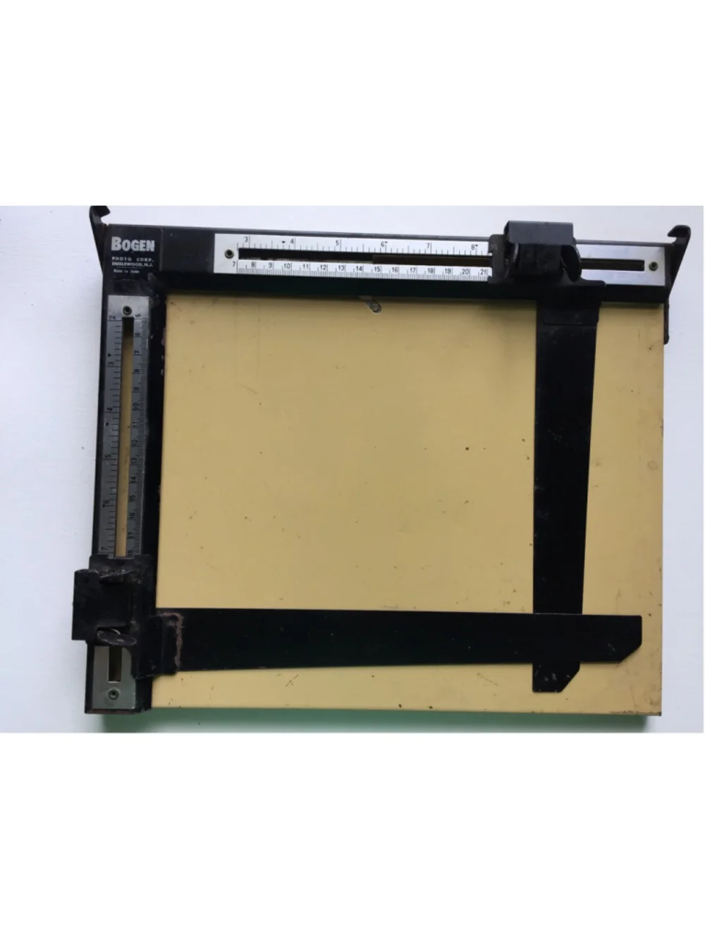 Bogen Photo Professional Enlarger Darkroom Adjustable Easel Two Blades 11x14